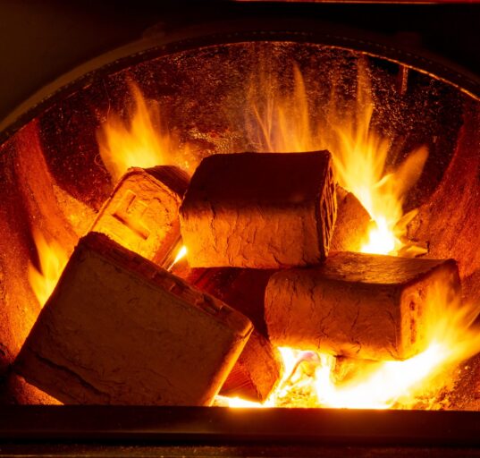 Puitbrikett Harjumaal kaminas põlemas