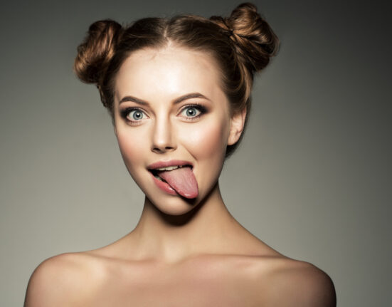 Neiu mediteerimas joogastuudios